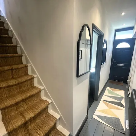 Comfortable Escape In Vibrant Easton Nyaraló