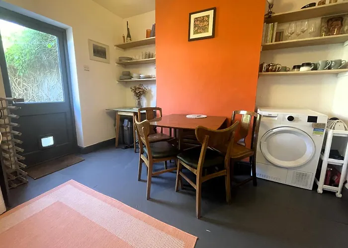 Comfortable Escape In Vibrant Easton *