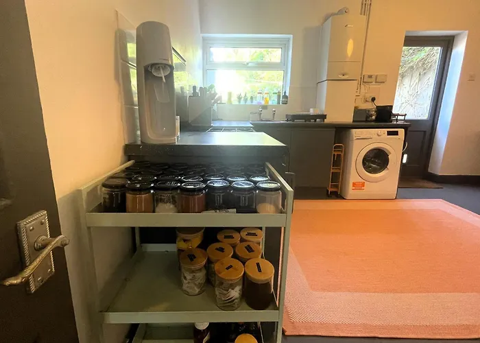 Comfortable Escape In Vibrant Easton Nyaraló *