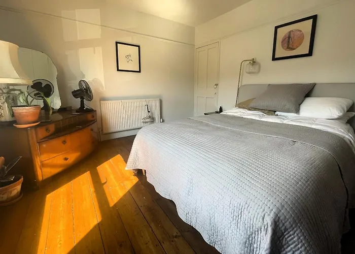 Comfortable Escape In Vibrant Easton *