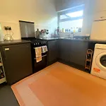 Comfortable Escape In Vibrant Easton *