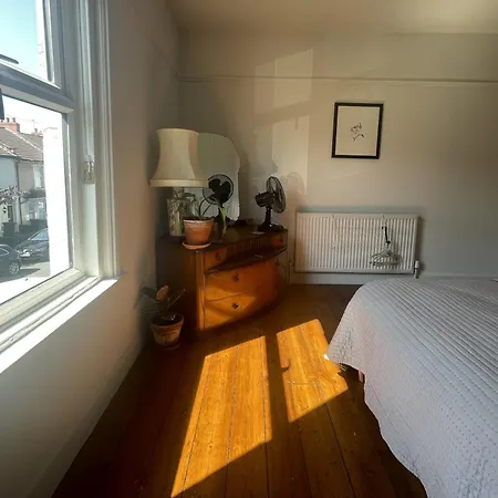 Comfortable Escape In Vibrant Easton