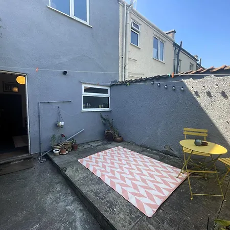 Ferienhaus Comfortable Escape In Vibrant Easton *