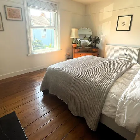 Comfortable Escape In Vibrant Easton Bristol