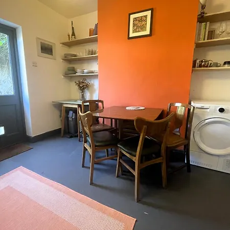 Comfortable Escape In Vibrant Easton *