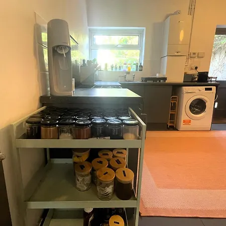 Comfortable Escape In Vibrant Easton Holiday home *