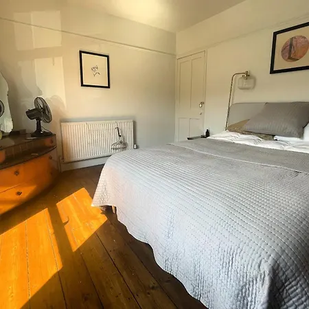 Comfortable Escape In Vibrant Easton *