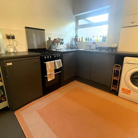 Comfortable Escape In Vibrant Easton *