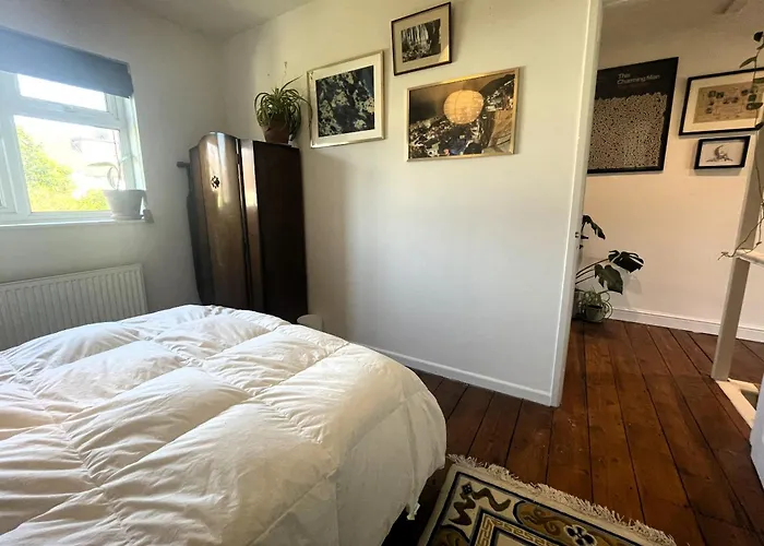 Comfortable Escape In Vibrant Easton