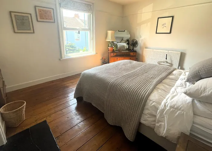 Comfortable Escape In Vibrant Easton Bristol