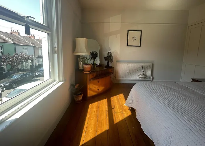 Comfortable Escape In Vibrant Easton