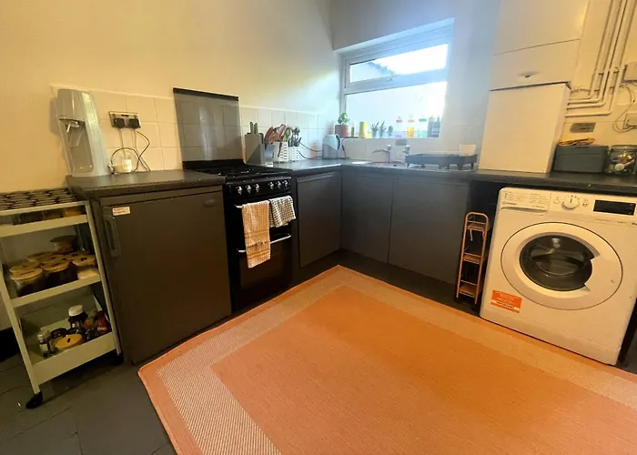 Comfortable Escape In Vibrant Easton *